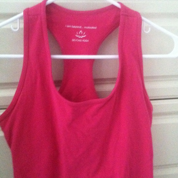 Beyond Yoga Fuchsia Tank M
