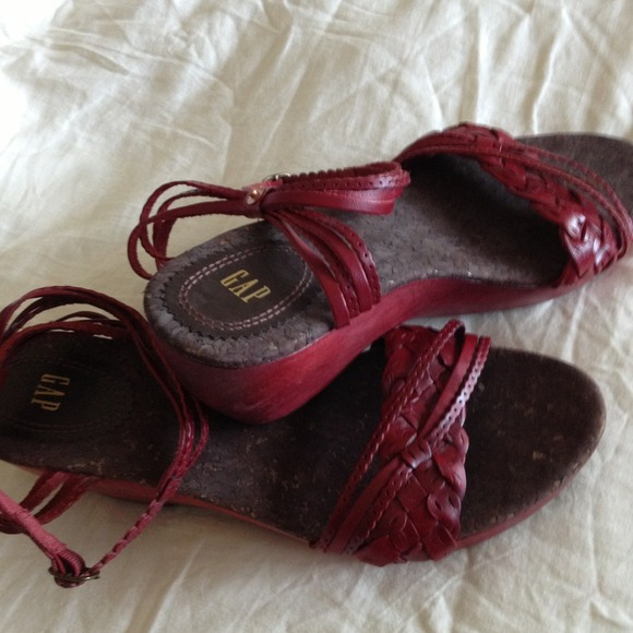 Gap burgundy  sandals zise 10