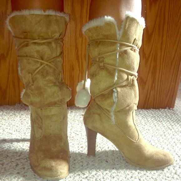 **REDUCED** Camel furry tie up boot