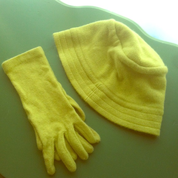 Reduced ~ Banana Republic hat and gloves