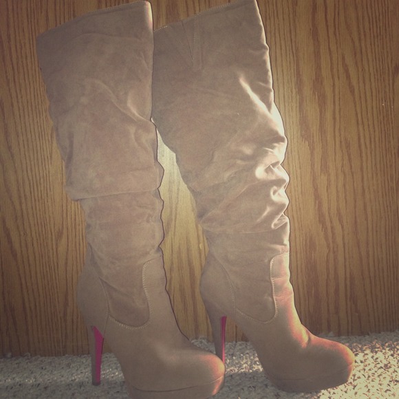 **REDUCED** Camel knee high boots
