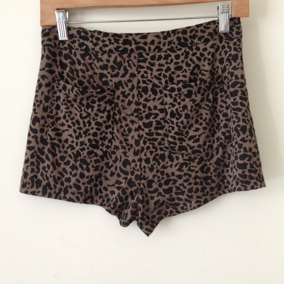 ❌SOLD❌Leopard high waisted Short - Picture 3 of 4