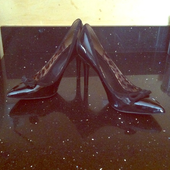 Black pointy heel size 9.5! Velvet bow & detail!