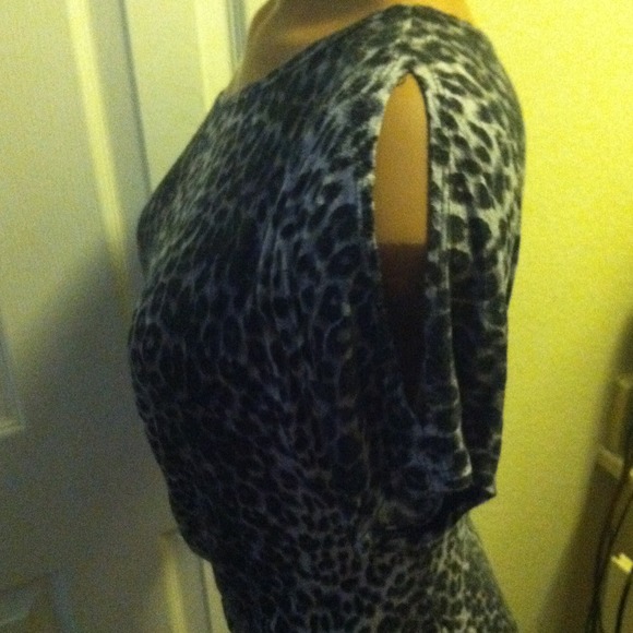 Cute Black & Grey Leopard Print Top - Picture 3 of 3