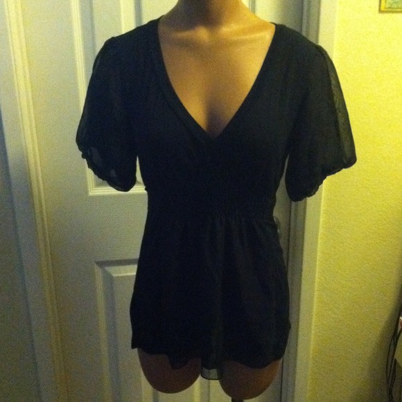 ❌SOLD! @dwnncl Cute Black Top with Sheer Sleeves