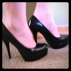 Shiny black heels!