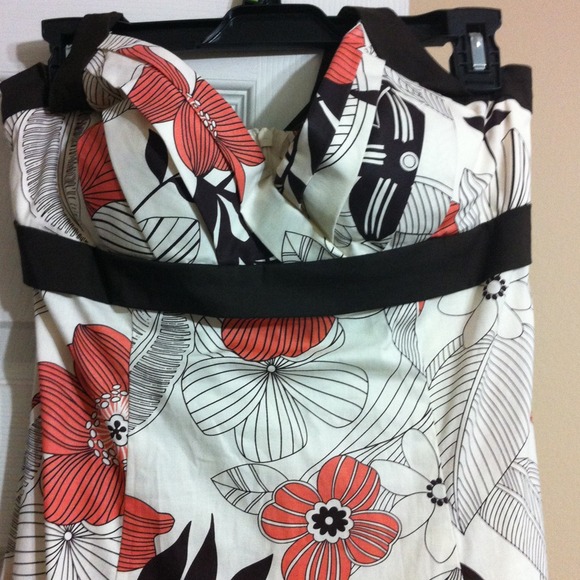 Fun flirty flower dress. Ties around neck
