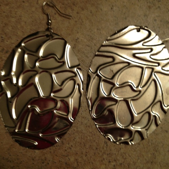 Large metal animal print earrings - Picture 2 of 2