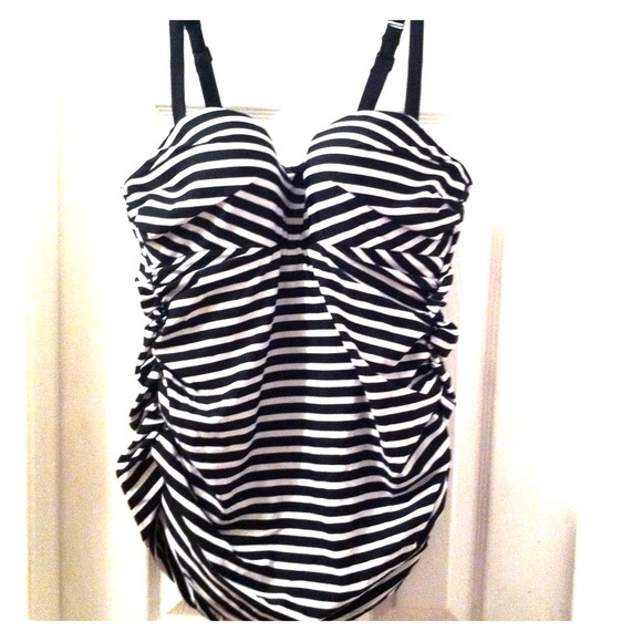 Super flattering bathingsuit!