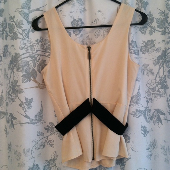 ❌SOLD❌ Sleeveless Belted Ruffle Blouse - Picture 2 of 4