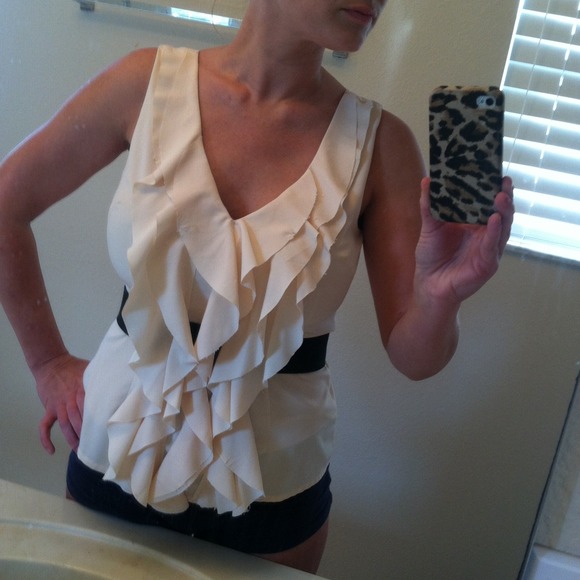 ❌SOLD❌ Sleeveless Belted Ruffle Blouse - Picture 3 of 4