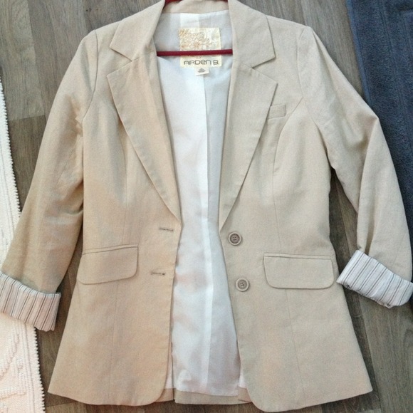 Beige linen blazer, perfect for spring!