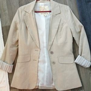 Beige linen blazer, perfect for spring!