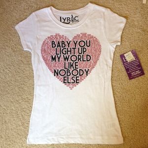 White "What makes you beautiful crew "neck tee 👚❤