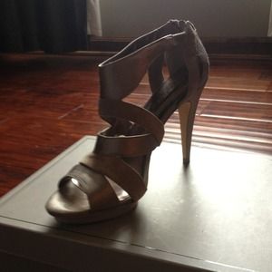 BCBG Rosalind heel. Sandal. Mushroom. 8m.