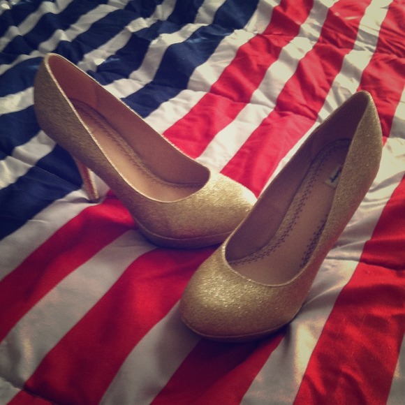 Gold sparkle pumps