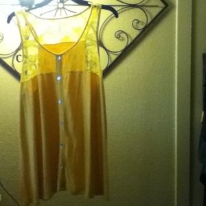 🚫🚫traded🚫🚫Super cute lace n mustard top