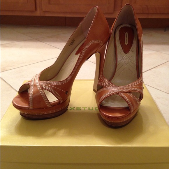 RESERVED 💙Reduced-Max Studio Platform Pumps