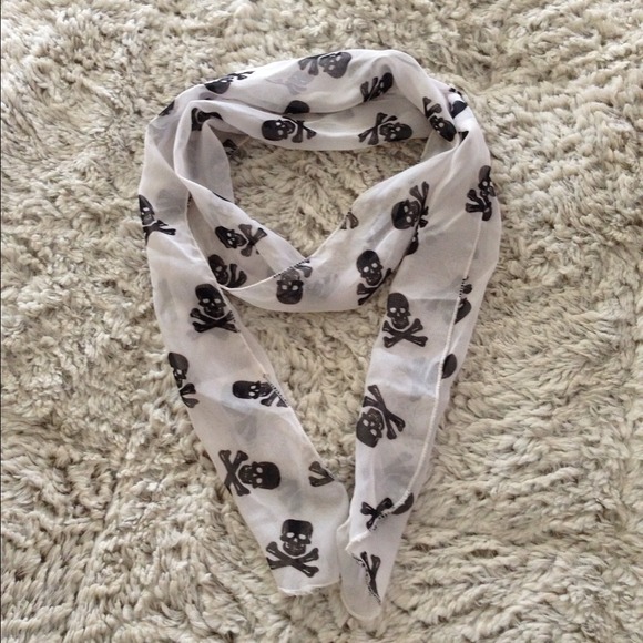 Skulls head scarf 🎀