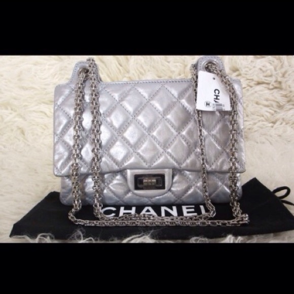 🎉Host Pick🎉Chanel mini reissue. - Picture 2 of 4