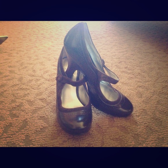 Brown leather shoes with velvet trim