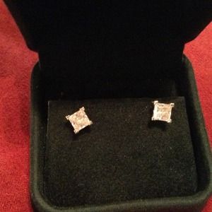 REDUCED! Diamond earring 1ct.