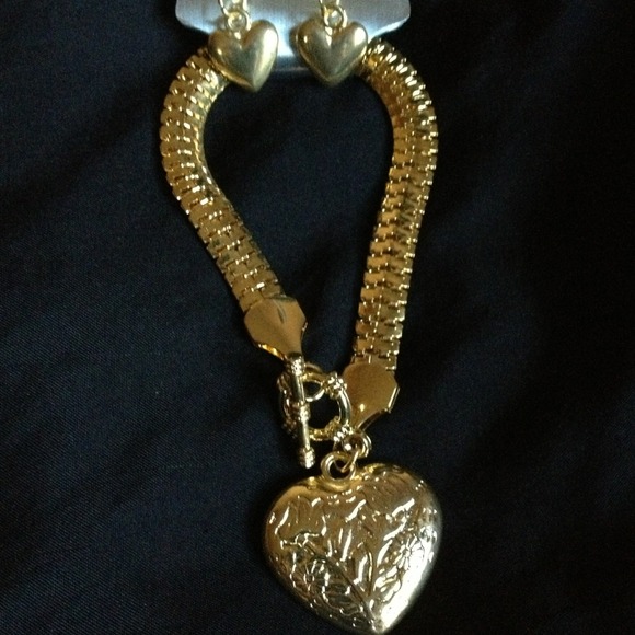 Earrings & bracelet with heart shapes