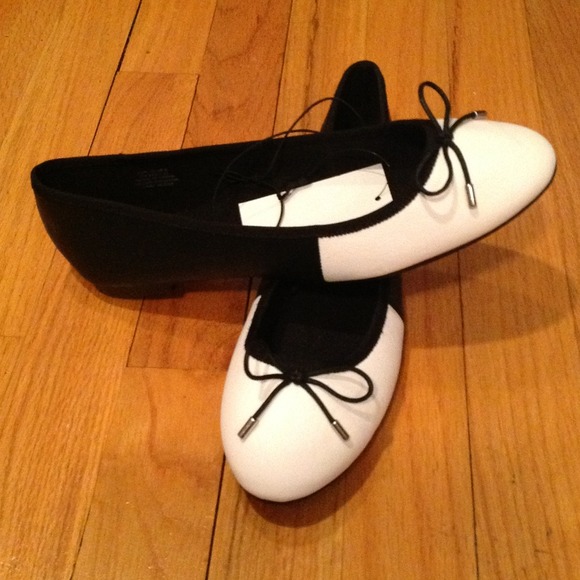 H&M black and white ballet flats NWT