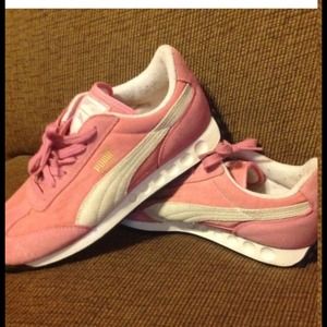 Puma tennis shoes pink
