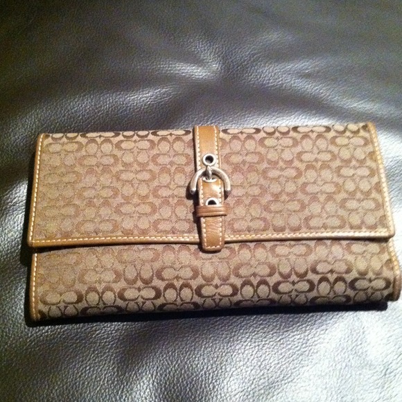 100% authentic Coach wallet...Light brown / taupe