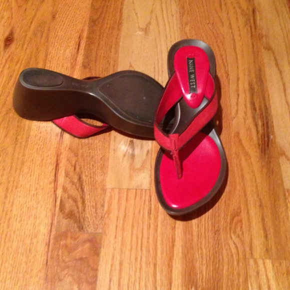Nine West red and brown thong platform sandals!