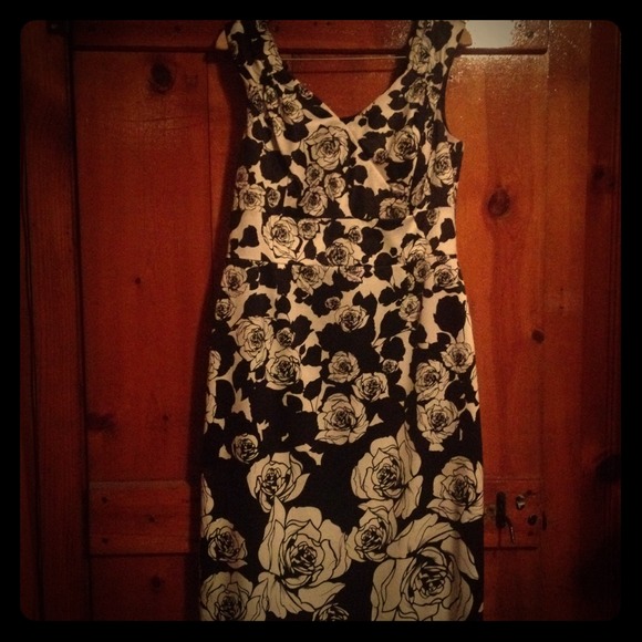 ✂ Reduced ! White House Black Market dress