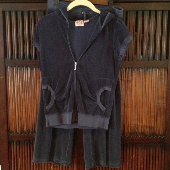 TRADED Juicy couture pair of s/s zip top w/Capri