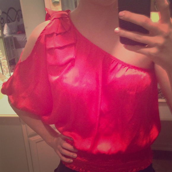 ❌SOLD❌Gorgeous red one shoulder top with bow!