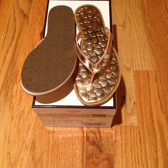 NIB Coach rose gold Devlynn Metallic flip-flops