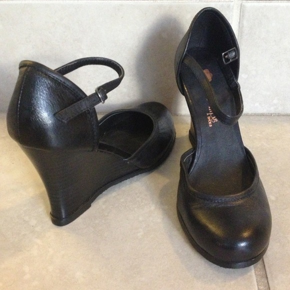 ❌❌ SOLD BUNDLED ❌❌Two Lips Leather Wedges
