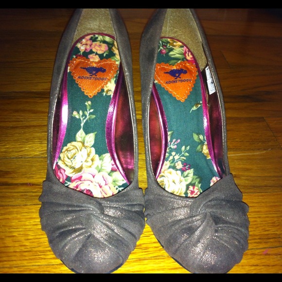 Brown size 5 1/2 heels. - Picture 2 of 3