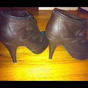 Brown size 6 GC heels.