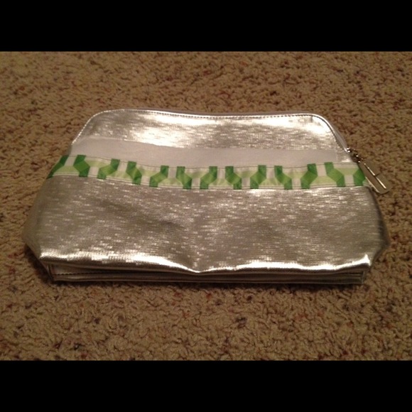 Silver Clinique makeup bag New - Picture 1 of 3