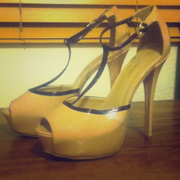 Nude pink black trim pumps