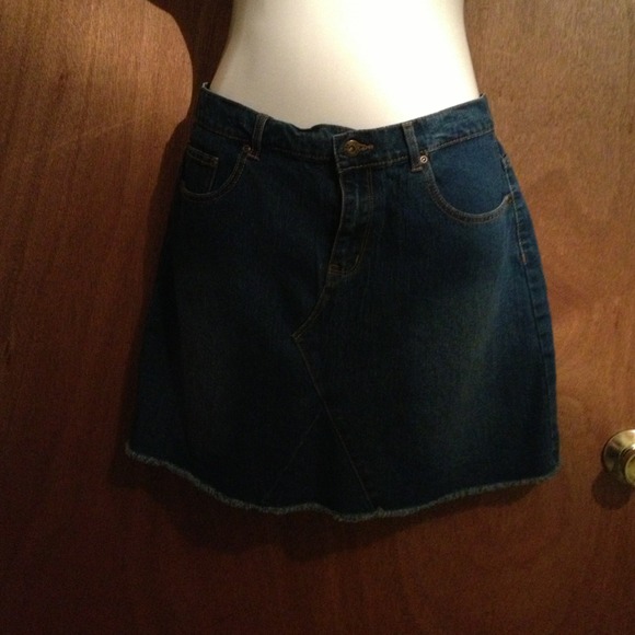 ✂REDUCED✂NWOT Denim skirt with frayed hem 🏵