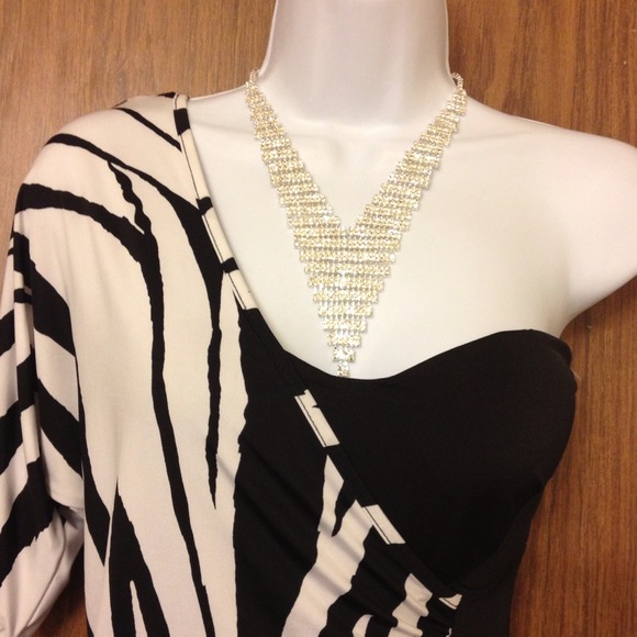 V Dazzle Neck Piece - Picture 2 of 4
