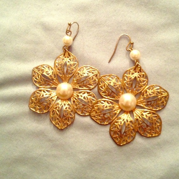Gold and pearl floral earring