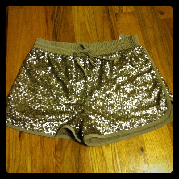 Forever 21 Pants - 🚨REDUCED🚨 Super Cute Sequin Shorts