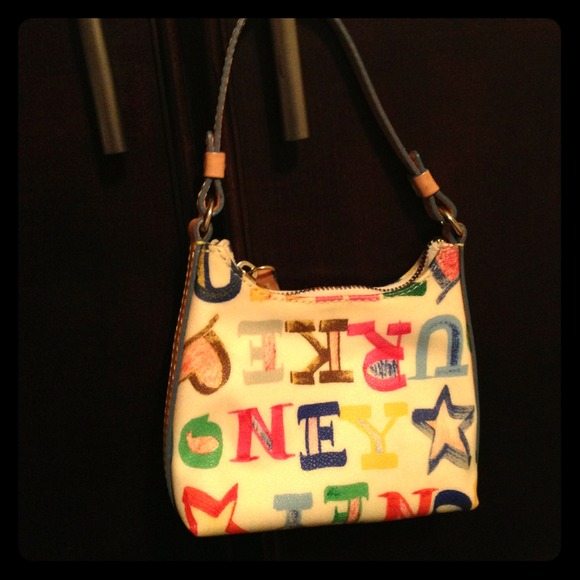 Petite authentic Dooney and Bourke purse💚