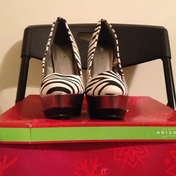 Heels - Picture 2 of 4