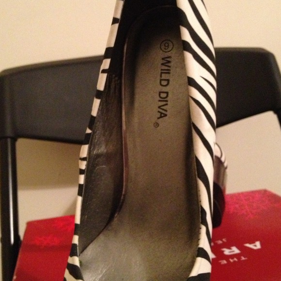 Heels - Picture 4 of 4
