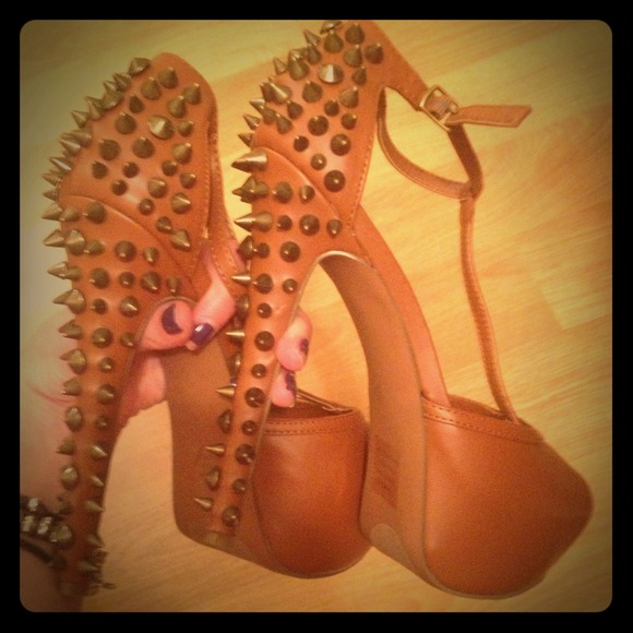 Wild pair spiked Tstrap Sandals