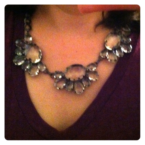 Lovely crystal statement necklace with silver hw