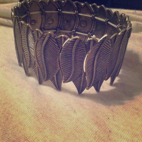 Leaf/feather detail statement bracelet!
